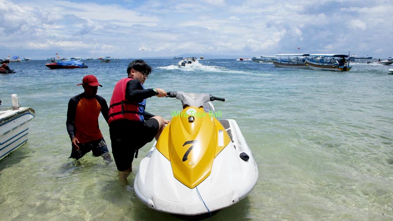 Mengendarai Jet Ski Di Bali