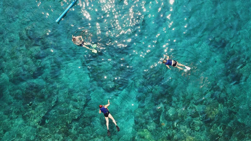 Snorkeling di Pantai Blue Lagoon Padang Bai dengan air jernih menawan