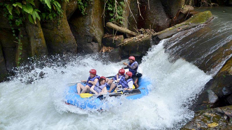 Kelompok arung jeram menantang arus di Sungai Melangit, Bali