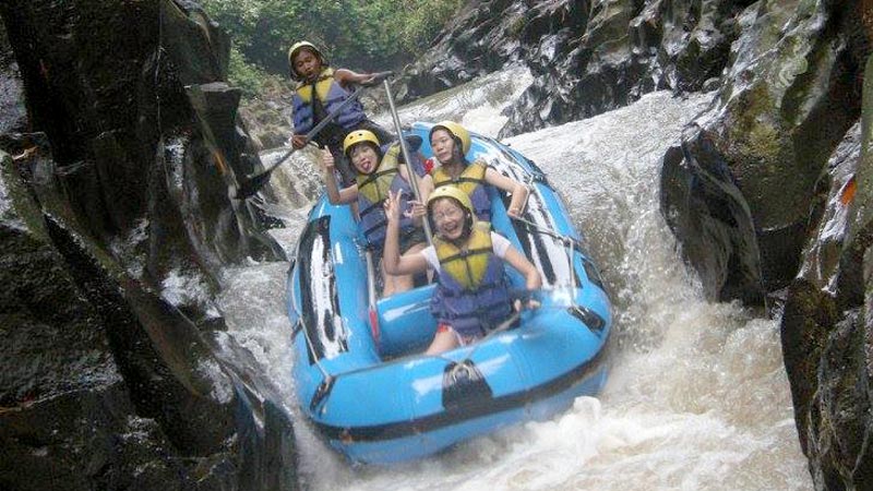 Pengalaman rafting yang seru di Sungai Melangit, Klungkung dengan jeram yang menantang