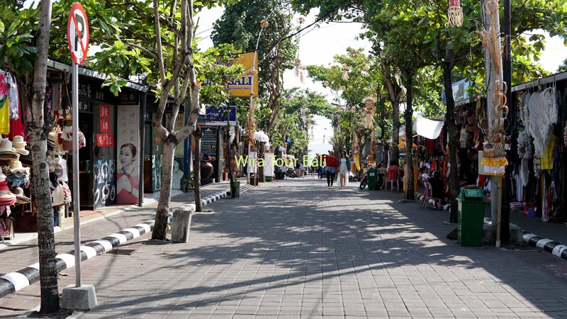 Pasar Seni Menuju Gerbang Masuk Pantai