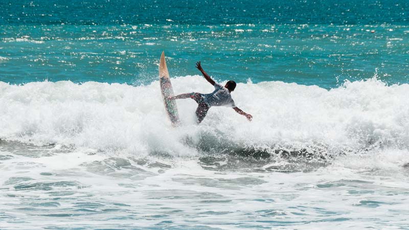 Peselancar Di Pantai Kuta Bali