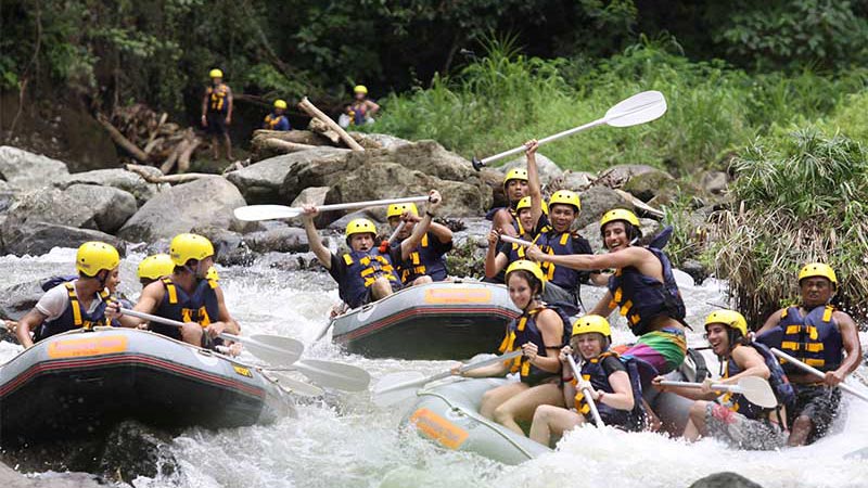 Keseruan arung jeram Mason Adventure tiga perahu melewati Sungai