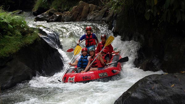 Grup turis dengan Payung Rafting Ubud