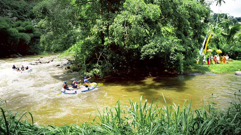 Pemandangan sungai ayung ubud tenang dan indah dengan rafting perahu karet terlihat di kejauhan