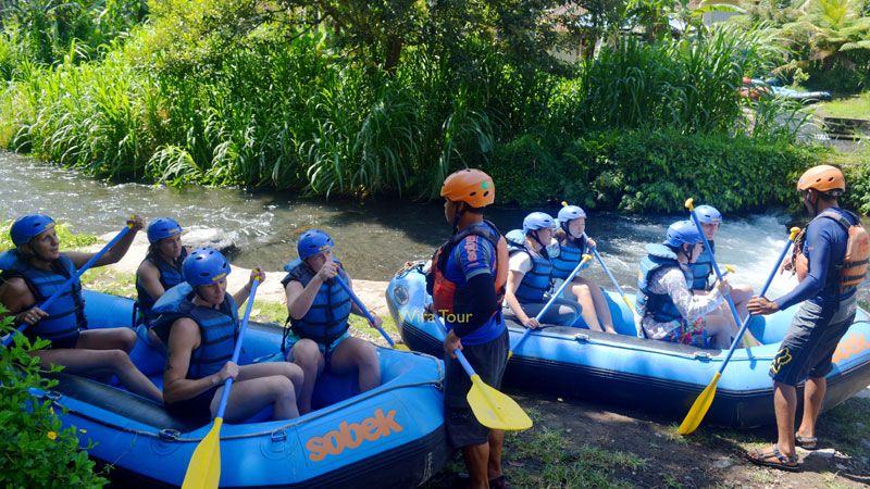 Pemandangan awal rafting di sungai Bali dengan perahu dan pemandu