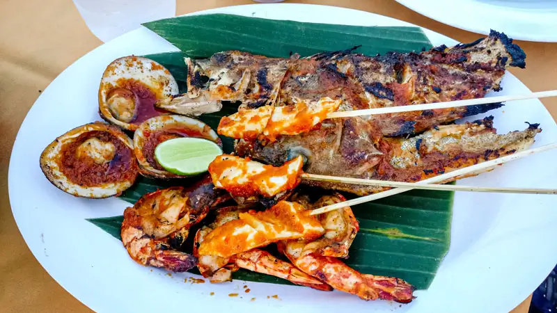 Piring seafood bakar khas Bali: udang, ikan, dan kerang © Wira Tour