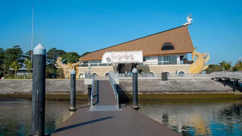 Dermaga menuju terminal Pelabuhan Sanur Bali di pagi cerah