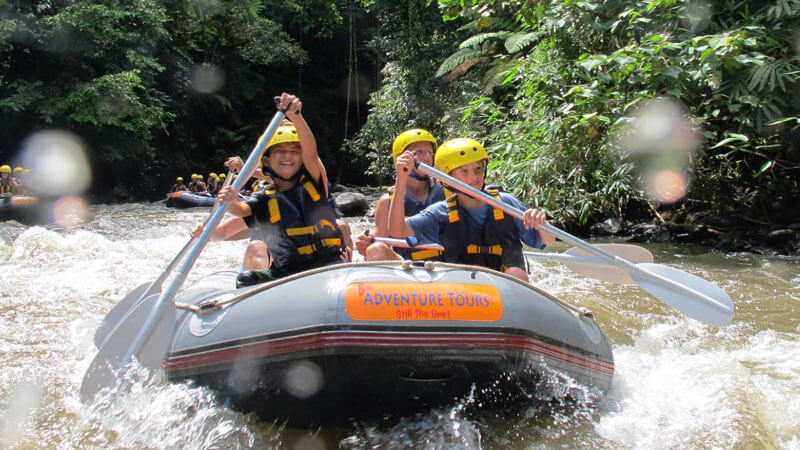 Keluarga sedang menikmati arung jeram sungai di Bali