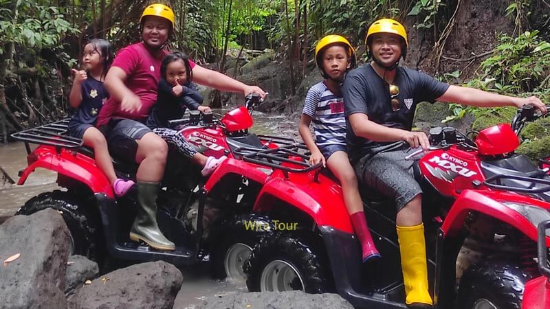 Rute petualangan ATV di Bali, termasuk sungai berbatuan, hutan, dan persawahan.