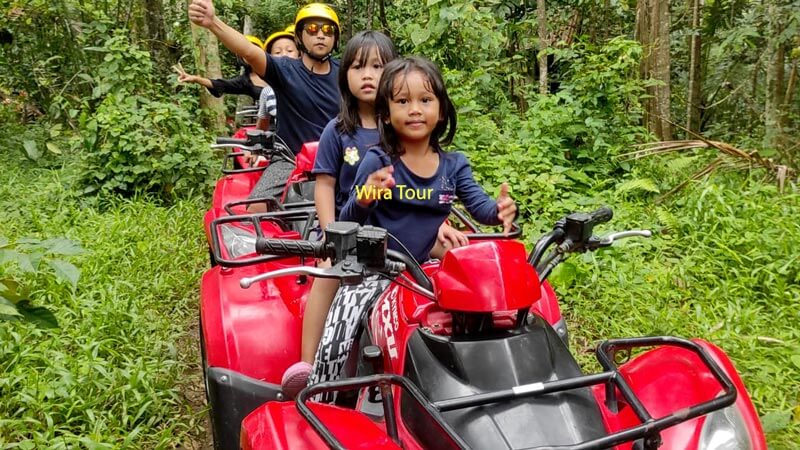 Anak-anak mengendarai Quad Bike dengan pemandu di Ubud