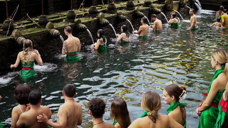 Pengunjung mengikuti upacara penyucian di kolam suci Pura Tirta Empul, Bali