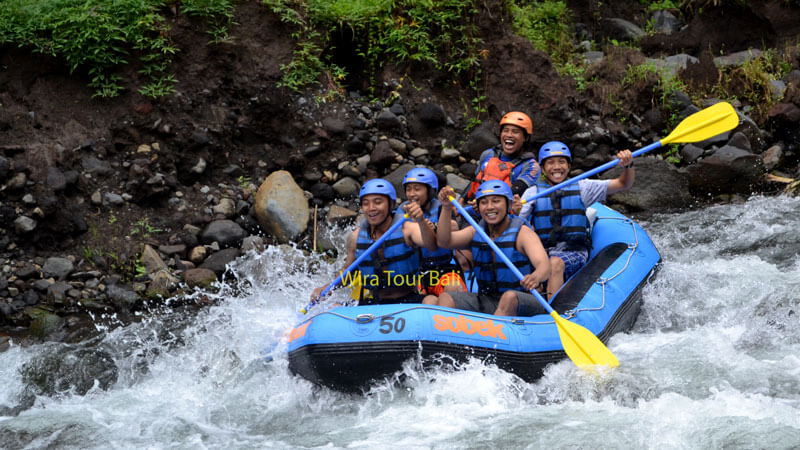 Wisatawan menikmati arus kuat saat rafting di Sungai Telaga Waja, Karangasem Tips Arung Jeram Untuk Pemula