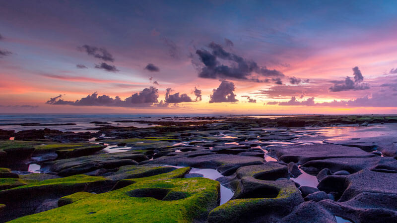 Pemandangan matahari tenggelam di Pantai Medewi