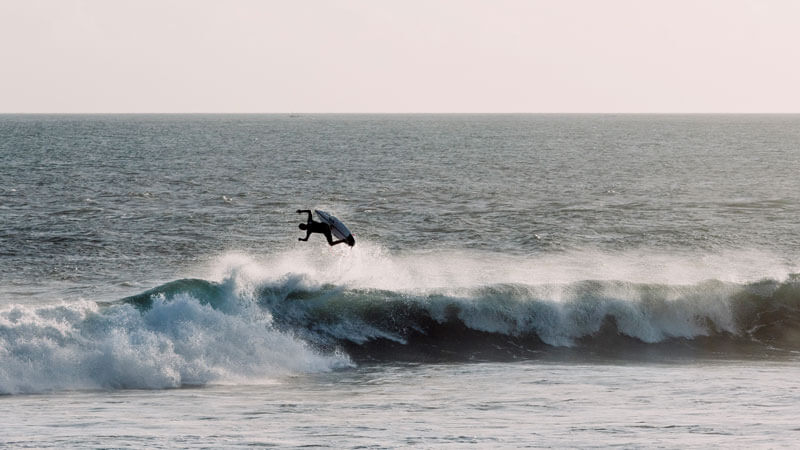 Surfer menaklukkan ombak di Pantai Medewi