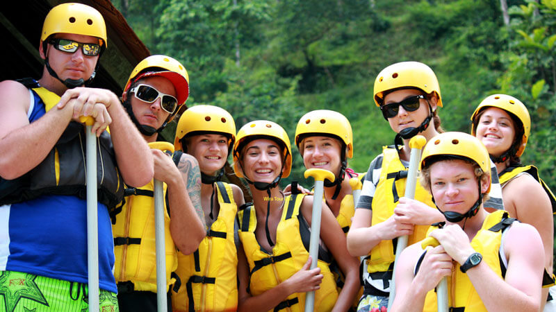 Grup wisatawan menikmati rafting Telaga Waja Karangasem