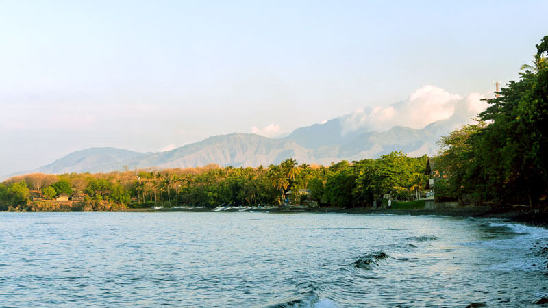 Pemandangan Pantai Tulamben dengan latar belakang Gunung Agung di Bali Timur