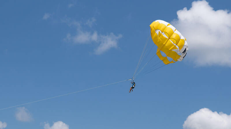 Harga tiket parasailing adventure di Tanjung Benoa, Bali'