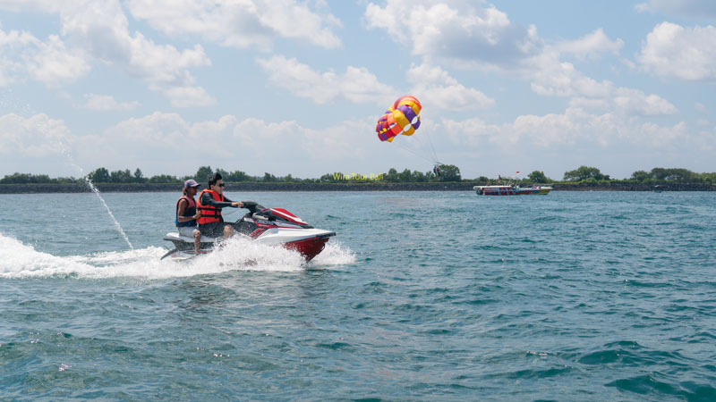 Aktivitas jet ski di Pantai Tanjung Benoa, Bali