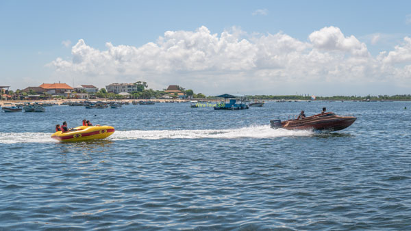 Speed boat menarik perahu donat di Tanjung Benoa