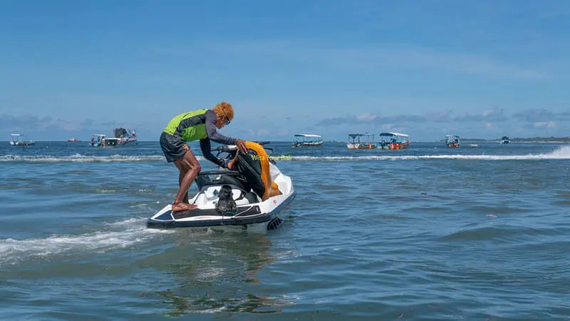 Instruktur siap memberi pelatihan dasar di Tanjung Benoa. Foto oleh Wira Water Sport – Wira Tour.