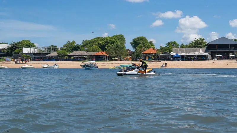Suasana pantai Tanjung Benoa Bali dengan aktivitas wahana air. Foto oleh Wira Water Sport – Wira Tour.