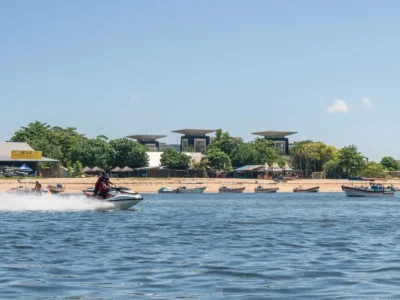 Wisatawan pemula dibimbing instruktur saat naik Jet Ski di Tanjung Benoa Bali. Foto oleh Wira Water Sport – Wira Tour.