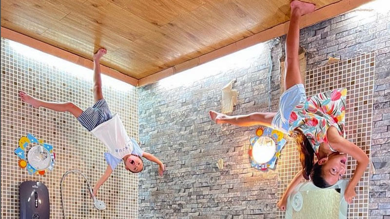 Aktivitas Liburan Keluarga dan Anak Berfoto di Upside Down World Bali