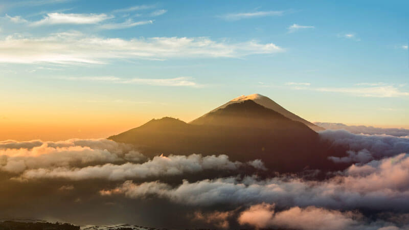 Menyaksikan matahari terbit di Gunung Batur, Bali.