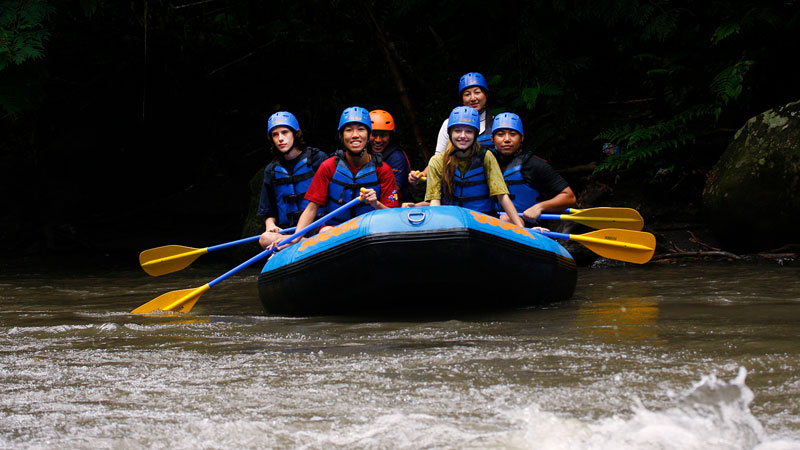 Grup turis menikmati Rafting di Sungai Ayung, Ubud, cocok untuk pemula dan non-perenang