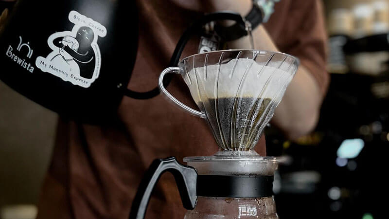 Teknik tuang manual menggunakan kettle Brewista saat menyeduh kopi di Patmos Coffee.