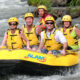 Keluarga bersemangat melakukan rafting di sungai Bali dengan pemandu