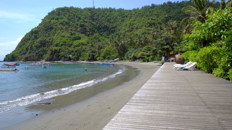 Pantai Labuhan Amuk dengan pemandangan-bukit dan perahu nelayan