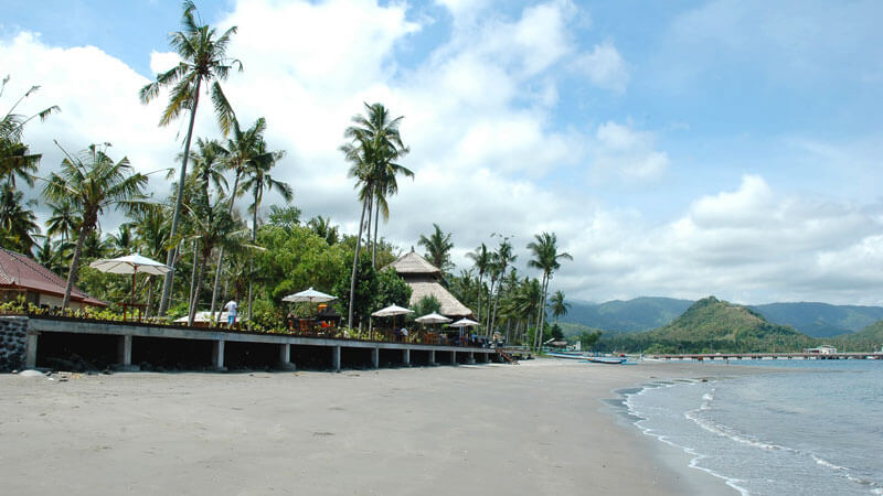 Pantai Labuhan Amuk Karangasem bermain di pasir dengan keluarga