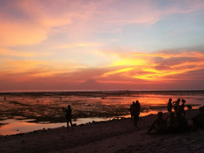 Matahari terbenam di pantai Gili Trawangan yang memukau.