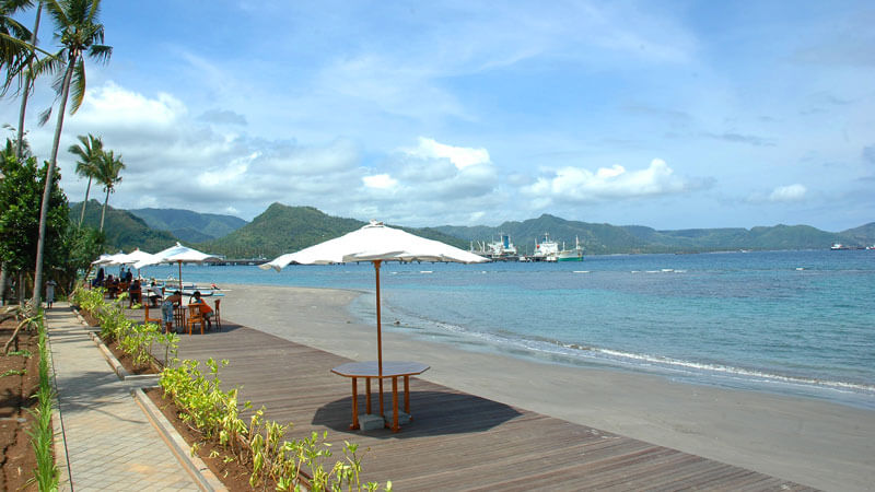 Pemandangan pasir putih dan laut biru di Pantai Labuhan Amuk