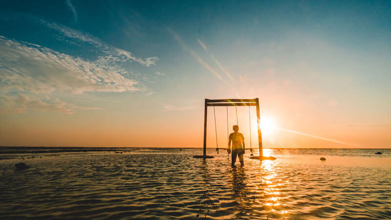 Ayunan pantai Ombak Sunset di Gili Trawangan.