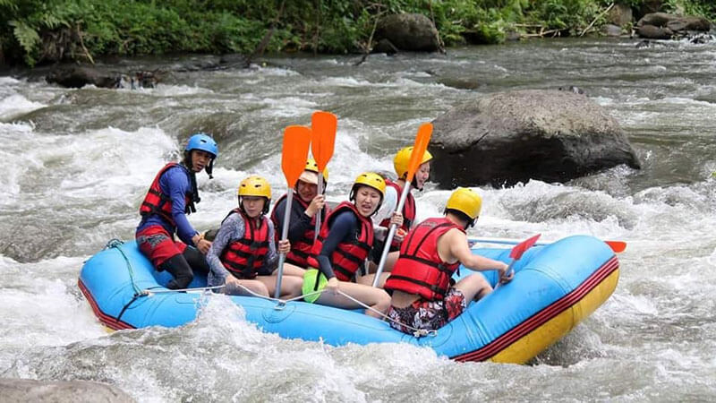 Grup wisatawan menikmati petualangan rafting di Sungai Ayung dengan paket terjangkau Payung Rafting Ubud