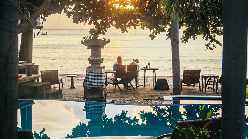 Matahari terbit menyinari akomodasi di Pantai Amed, Bali