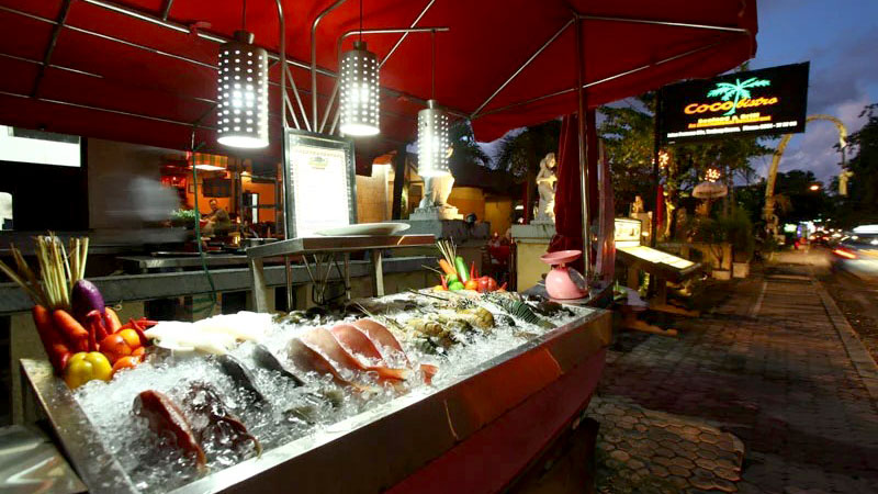 Display seafood segar di Coco Bistro Tanjung Benoa di waktu senja