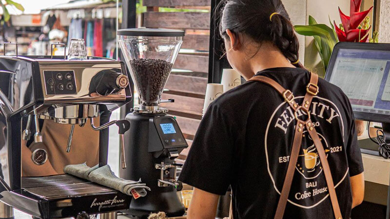 Barista menyiapkan kopi di Felicity Espresso