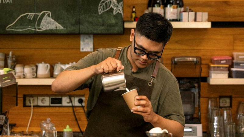 Barista Livingstone Bali Menciptakan Karya Kopi. Salah satu dari 10 Tempat Nongkrong Di Kuta