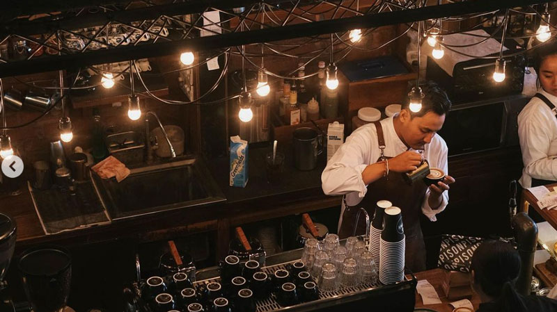 Barista menyiapkan kopi di Pison Coffee Petitenget Seminyak