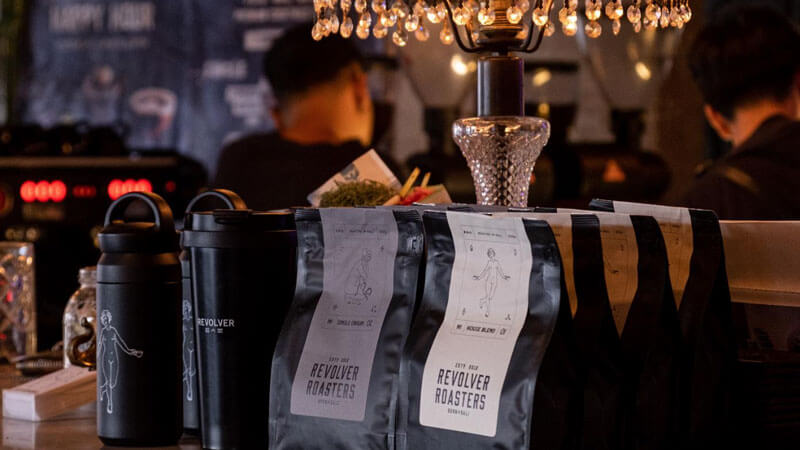 Kantong kopi Revolver Roasters berjejer di Revolver Espresso Cafe di Seminyak