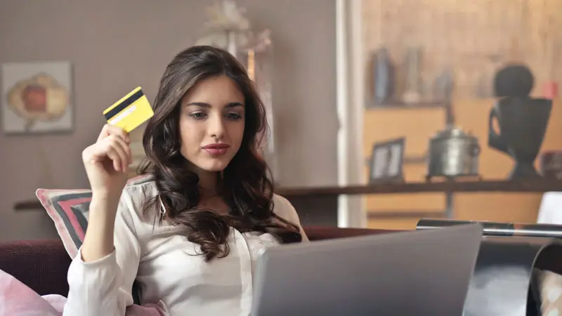 Ilustrasi booking watersport online: cek detail tertulis sebelum membayar.