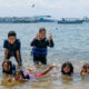 Anak-anak Bersenang-senang di Pantai Bali dengan Pakaian Water Sport