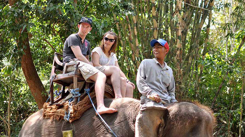 Wisatawan menikmati Petualangan Safari Gajah Bakas Bali