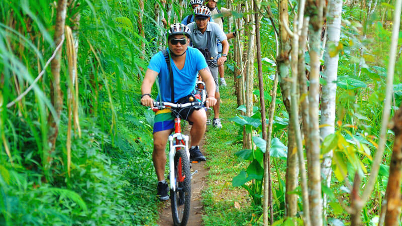 Antusiasme pengendara sepeda di jalur off road.