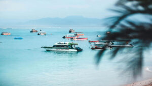 Kapal-kapal dari Bali di Nusa Lembongan.