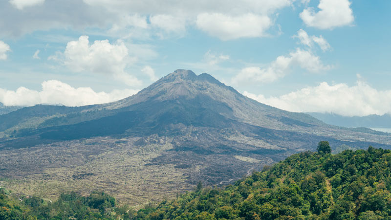 Pemandangan Gunung Batur saat tour bersepeda Kintamani ke Ubud